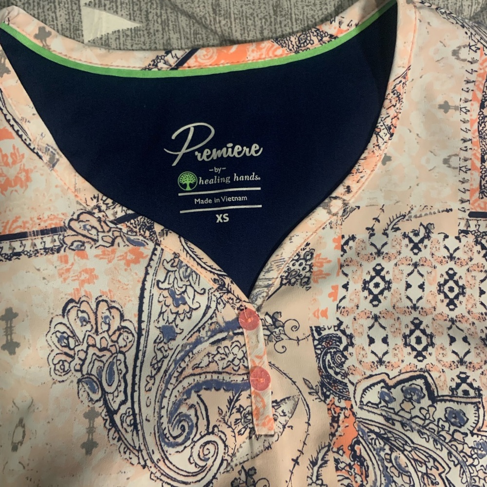 Cute floral scrub top!